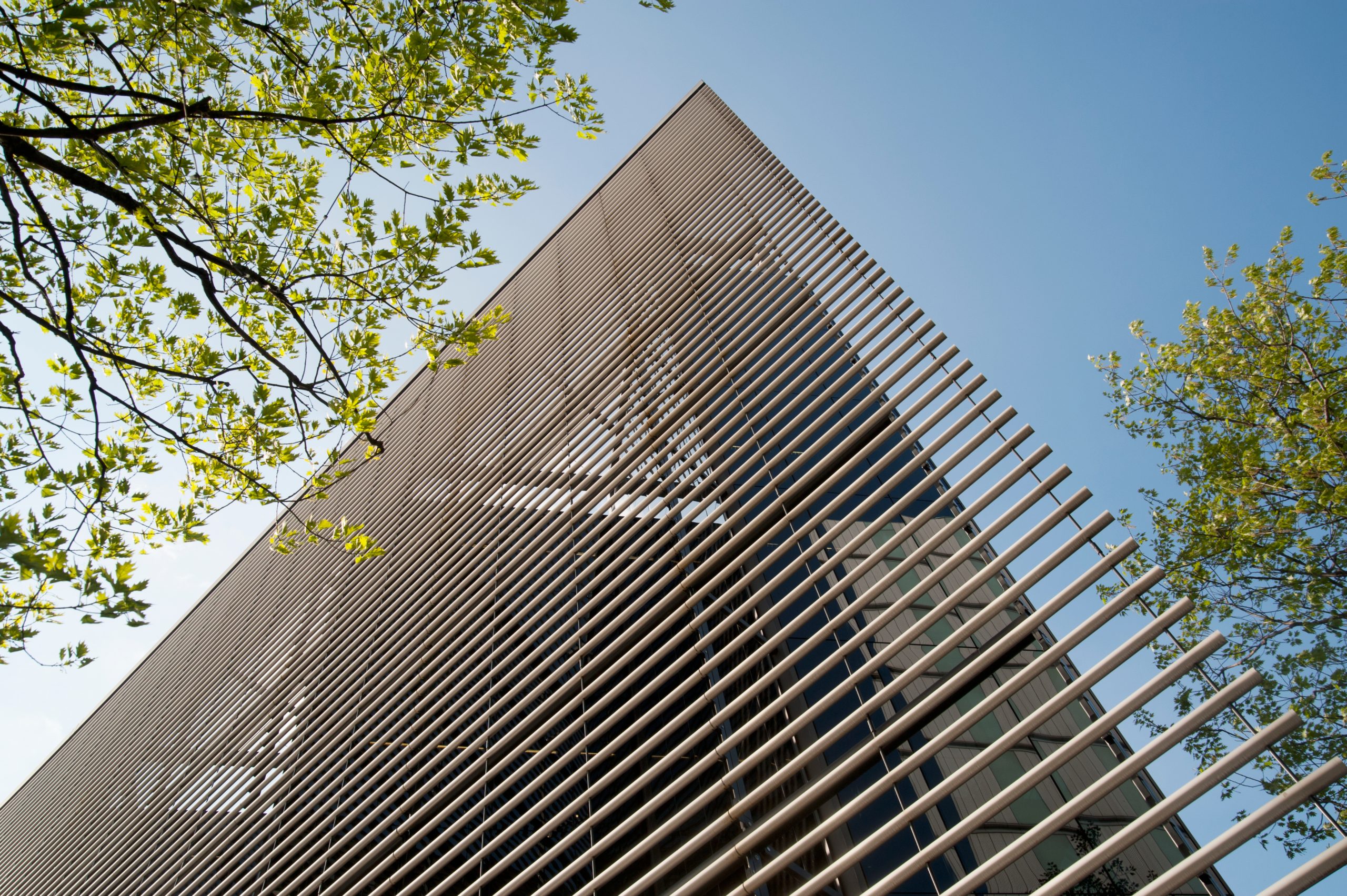 Bygning der vises nedefra og op, taget fra det ene hjørne