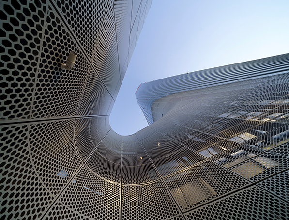 Bygning der er taget nede fra og op, hvor man kan se en buet høj bygning nedefra