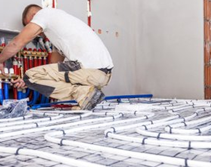 person der vurdere rør lagt i hus ved byggeprojekt